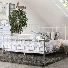 Cargar imagen en el visor de la galería, IRIA Vintage White Cal.King, E.King, &amp; Full Bed