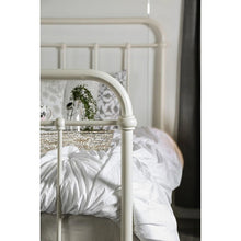 Cargar imagen en el visor de la galería, IRIA Vintage White Cal.King, E.King, &amp; Full Bed