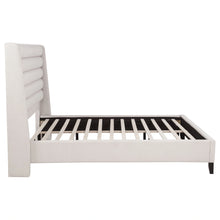 Cargar imagen en el visor de la galería, Leslie Upholstered Wingback Platform Bed