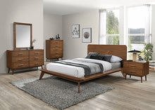 Cargar imagen en el visor de la galería, Stathelle 5 Pc Queen Bedroom Set