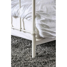 Cargar imagen en el visor de la galería, IRIA Vintage White Cal.King, E.King, &amp; Full Bed
