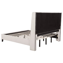 Cargar imagen en el visor de la galería, Leslie Upholstered Wingback Platform Bed